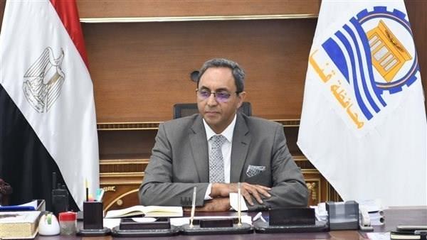 محافظ قنا: نولي اهتمامًا بالغًا للاستثمارات الاقتصادية والتنموية  