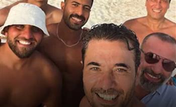 خلال عطلة الصيف.. أحدث ظهور للفنان أحمد عز على البحر وسط الأصدقاء