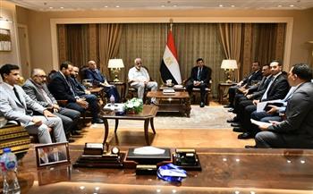 وزير الرياضة يلتقي مجموعة من المستثمرين المصريين لبحث شراكة وطنية 