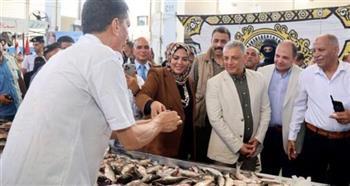 محافظ الإسماعيلية يطلق مبادرة تخفيض أسعار الأسماك "أسماك البلد لأهل البلد"
