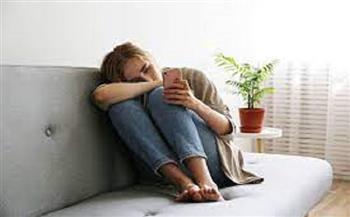 8 سلوكيات خفية تكشف شعور المرأة بالوحدة رغم تظاهرها العكس