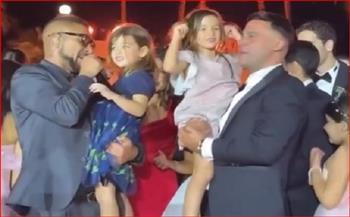 كريم عبد العزيز يخطف الأنظار.. ومحمد إمام يشارك بناته الرقص في زفاف نجل رامي إمام  