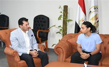 وزير الرياضة يذلل العقبات الدراسية لـ كنزي أيمن لاعبة الإسكواش