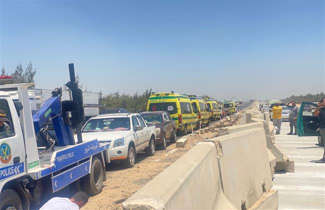أوناش المرور ترفع حطام تصادم سيارتين ميكروباص بالطريق الإقليمي