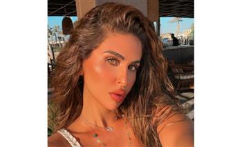 بالتوب الأبيض.. مي سليم في أحدث إطلالاتها  