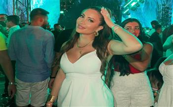 نسرين طافش تتألق بالأبيض في حفل عمرو دياب 