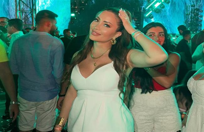 نسرين طافش تتألق بالأبيض في حفل عمرو دياب 