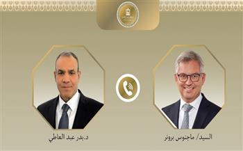 وزير الخارجية يتلقي اتصالاً هاتفيًا من المفوض الأوروبي للشئون الداخلية والهجرة