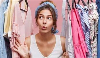 6 أختيارات للملابس تجعلك تبدين أكبر سنا.. منها الفساتين الفضفاضة