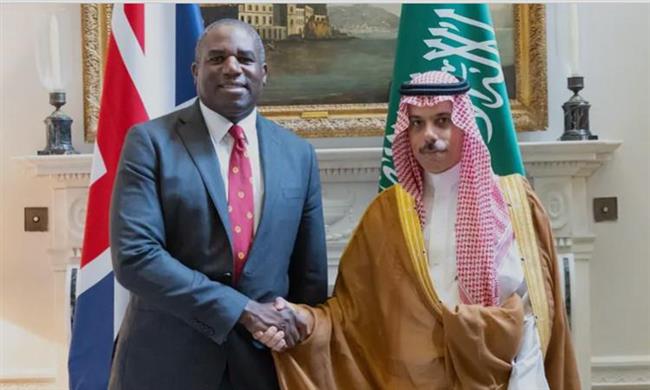 وزيرا خارجية السعودية وبريطانيا يبحثان هاتفيا آخر المستجدات بالمنطقة