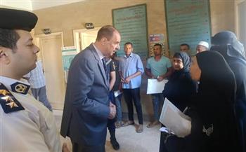 محافظ سوهاج يجري جولة ميدانية مفاجئة بقرية إدفا لمتابعة مستوى الخدمات المقدمة للأهالي