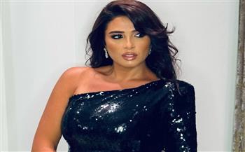 ياسمين عبد العزيز تلفت الأنظار بإطلالتها 