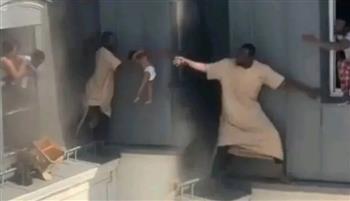 فيديو.. مهاجر يتحوّل إلى بطل شعبي بسبب عملية إنقاذ شجاعة لأطفال من حريق