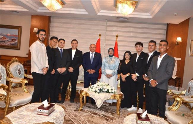 محافظ بورسعيد يستقبل منسق مبادرة «بالشباب نقدر» وعددًا من المشاركين فيها