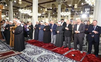 وزير الأوقاف يؤدي صلاة الجمعة بمسجد الإمام الحسين بحضور محافظ القاهرة