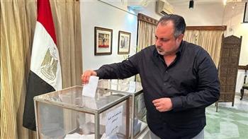 المصريون بالهند يواصلون التوافد على مقر السفارة بنيودلهي للمشاركة في انتخابات الشيوخ