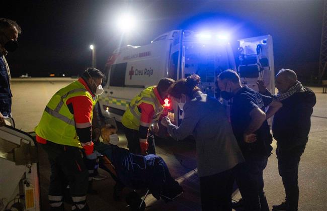 13 طفلاً جريحًا ومريضًا من غزة يصلون المستشفيات الإسبانية للعلاج