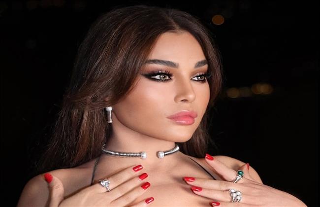 هيفاء وهبي بتصميم منقوش يلفت الأنظار في أحدث ظهور