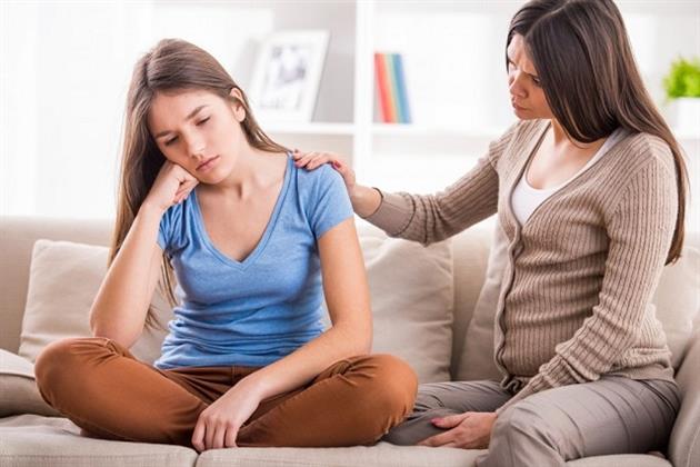 7 سلوكيات يقوم بها الآباء المرتبطون عاطفيًا بأبنائهم البالغين