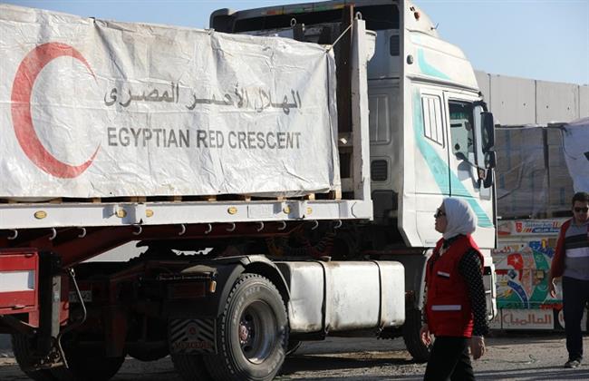 الهلال الأحمر المصري: القافلة الـ11 من "زاد العزة" محملة بأكثر من 3700 طن مساعدات إلى غزة