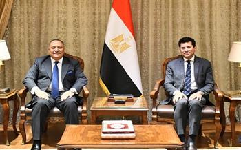 وزير الرياضة يلتقي رئيس مركز تخطيط استخدامات أراضي الدولة