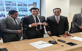 وزير الشباب والرياضة يتسلم أول كارنيه عضوية للاتحاد المصري للكيانات الشبابية 