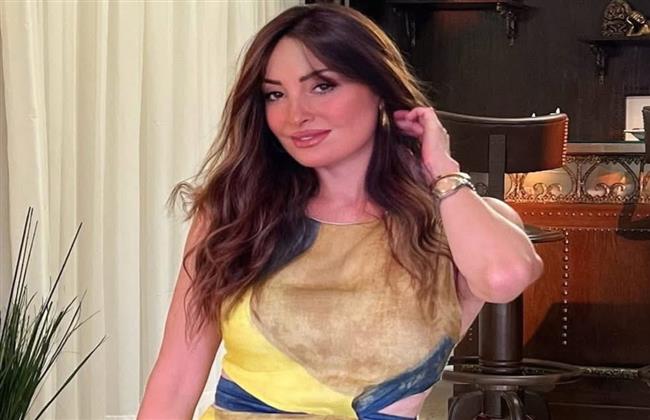 نرمين الفقي بفستان صيفي لافت للأنظار