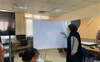 نادي المحادثة الإنجليزية.. تجربة تفاعلية شبابية في الركن الأمريكي بمكتبة المعادي العامة