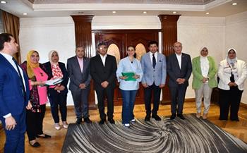 وزير الشباب يسلم 10 عقود وأوراق الاحتضان لأصحاب الشركات الناشئة 