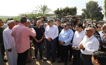محافظ الجيزة يوجه بحلول عاجلة لتوفير حرم آمن لعبور المواطنين بمحطة سكة حديد نكلا
