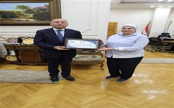 محافظ القاهرة يكرم مدير مديرية التربية والتعليم بعد قرار نقلها إلى السويس