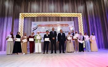محافظ أسوان يكرم 51 طالبًا من أوائل الشهادات الإعدادية والثانوية بالمحافظة