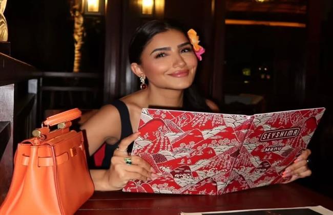 مي عمر بإطلالة جميلة في سيشيل