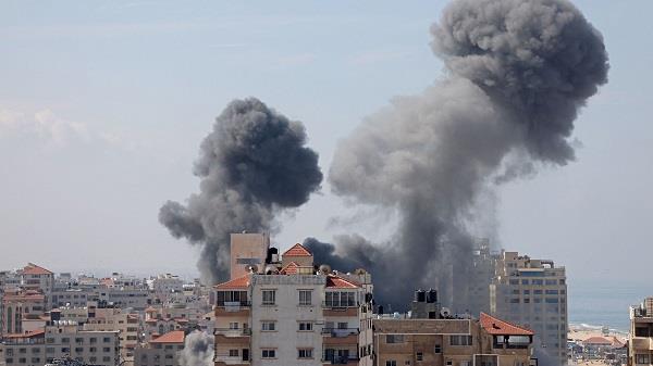 إعلام فلسطيني: ارتفاع عدد الشهداء إلى 4 جراء قصف الاحتلال منزلا بحي الزيتون بغزة