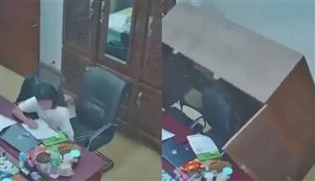 لحظة واحدة فارقة.. تركية تنجو من الموت بخطوة ذكية أثناء زلزال (فيديو)