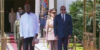 الرئيس السيسي يستقبل نظيره الأوغندي في قصر الاتحادية