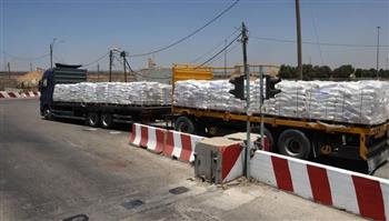 عبور 48 شاحنة مساعدات قطرية إلى كرم أبو سالم ضمن القافلة الـ12 للفلسطينيين بقطاع غزة