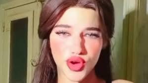 من ياسمين المزيفة إلى نجوم الشاشة.. رجال بملابس نسائية في تاريخ الفن