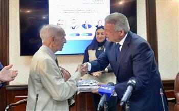 رئيس الأعلى للإعلام يكرم رائد الإعلام العربي فهمي عمر