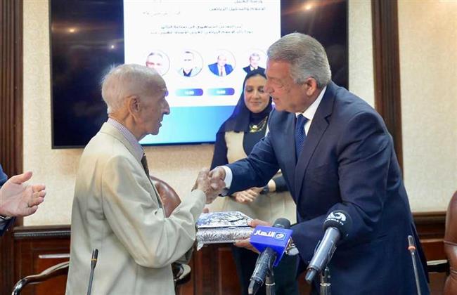 رئيس الأعلى للإعلام يكرم رائد الإعلام العربي فهمي عمر