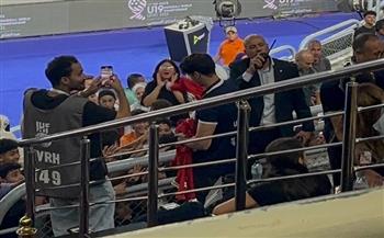 بطولة العالم لليد للناشئين..توزيع قميص المنتخب على الجماهير في المدرجات