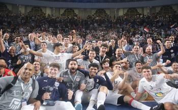 وزير الرياضة يحتفل في الملعب مع منتخب الناشئين بالتاهل لربع نهائي مونديال اليد