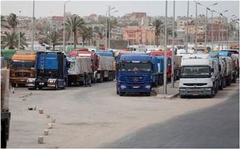 مئات الشاحنات تقف في طوابير طويلة تنتظر الدخول إلى غزة