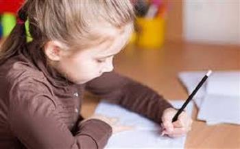 اليوم العالمي للعسر.. كيف تكتشف الأم ميل طفلها لاستخدام يده اليسرى؟| خاص