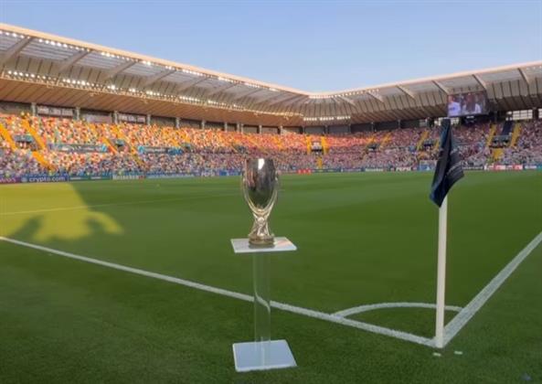 كأس السوبر الأوروبي يزين ملعب فريولي قبل مباراة سان جيرمان وتوتنهام 