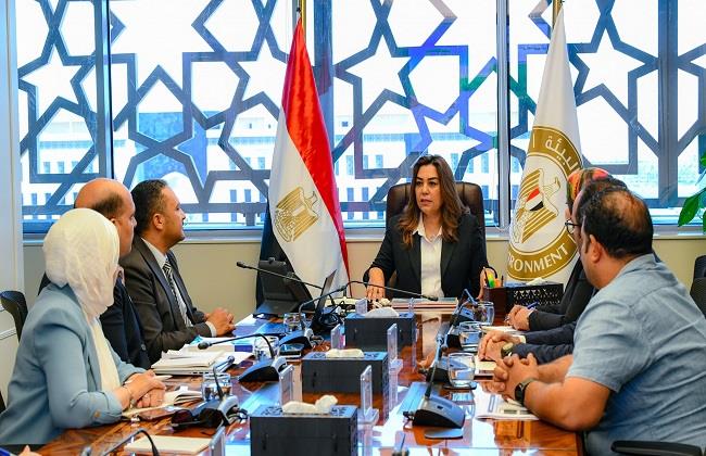 وزيرة التنمية المحلية تستعرض جهود التفتيش البيئي وتطوير آليات الالتزام لتحقيق التنمية المستدامة