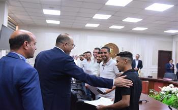 تسليم 93 عقد عمل لوظائف في البوسنة والإمارات والأردن بمجالات البناء والتشييد والزراعة