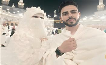 "تركنا صخب الأفراح".. عروسان يحتفلان بزفافهما من أمام الكعبة