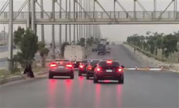 التحقيق في واقعة مطاردة 3 طلاب لسيارة فتيات بطريق الواحات