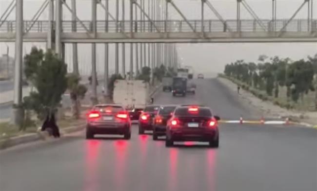 التحقيق في واقعة مطاردة 3 طلاب لسيارة فتيات بطريق الواحات